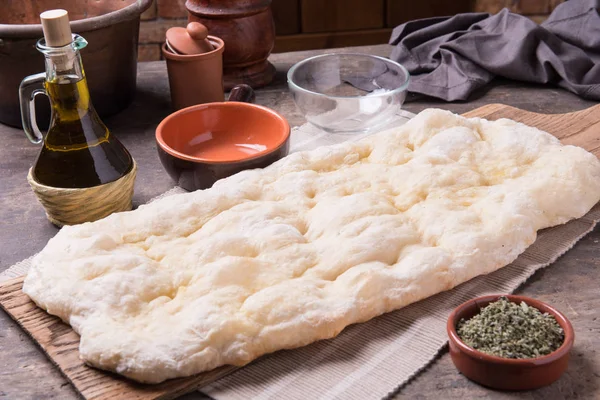 Undercook focaccia kenyérrel — Stock Fotó