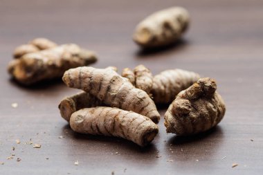 Ham zerdeçal kökü