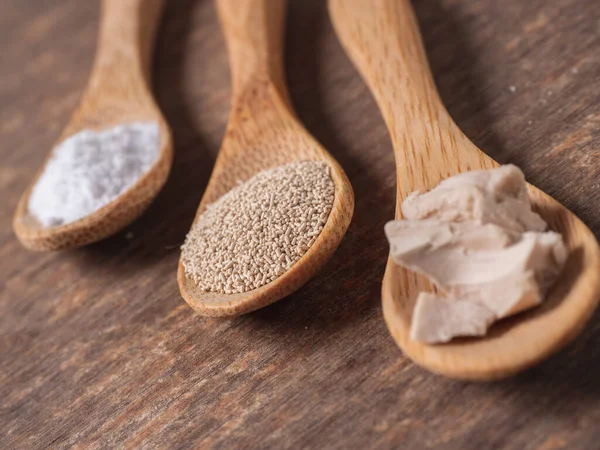 Yeast on wood background — Φωτογραφία Αρχείου