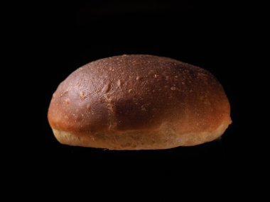 Siyah arka planda Amerikan hamburgeri.