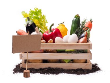 Ahşap kırsal kutuda organik sebzeler ve karton kare etiketli üst toprak. Fiyat etiketi, hediye etiketi, satış etiketi, beyaz arkaplanda izole edilmiş etiket