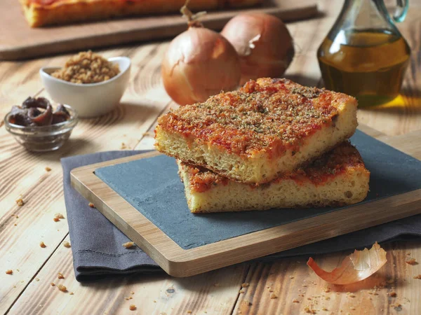 Sicilya İtalyan geleneği Sfincione adlı pizza focaccia ekmeği, soğan, domates sosu, ançüez, caciocavallo peyniri ve ekmek kırıntılarıyla hazırlandı.