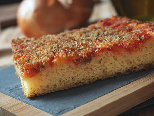 Sicilská Italská Tradice Pizza Focaccia Chléb Zvaný Sfincione Připravovaný Cibulí — Stock fotografie