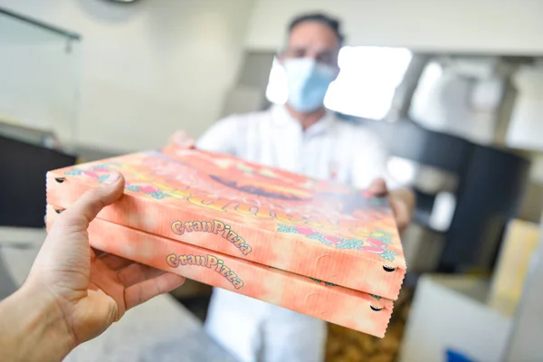 Pizzachef Wearing Sanitary Mask Serve Pizza Take Away — Stock Photo, Image