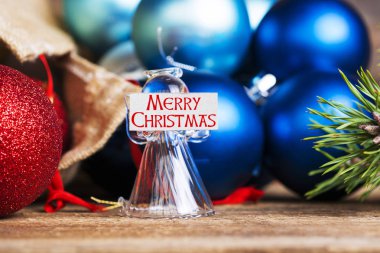 Noel ve yeni yıl kartı altın ve kırmızı dekor oyuncaklar, ağaç dalı.