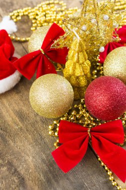 Dekor ve oyuncaklar ile neşeli Noel ve mutlu yeni yıl 2017 kartı. Güneş filtresi görüntü