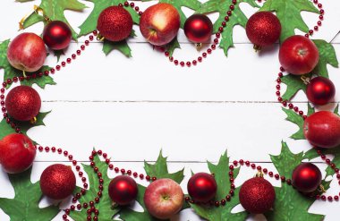 Neşeli Noel ve mutlu yeni yıl kartı alanı olan dilek metin için. Kırmızı elma ve yeşil yaprak çerçeve çelenk