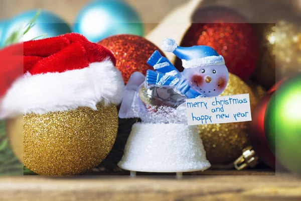 Vánoční a novoroční karta s dekorem zlaté a červené hračky, větev stromu. — Stock fotografie
