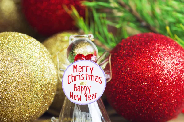 Carte de Noël et Nouvel An avec jouets décoratifs dorés et rouges, branche d'arbre . — Photo