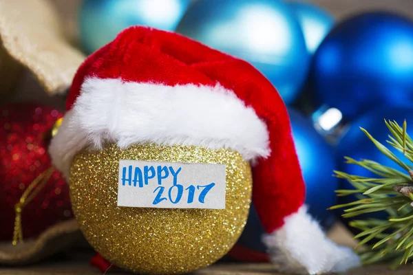 Tarjeta de Navidad y Año Nuevo con juguetes de decoración dorada y roja, rama de árbol . —  Fotos de Stock