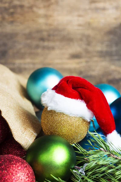 Carte de Noël et Nouvel An avec jouets décoratifs dorés et rouges, branche d'arbre . — Photo