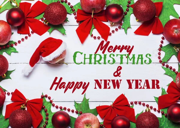 Joyeux Noël et bonne année carte avec de l'espace pour le texte de voeux. cadre guirlande de pommes rouges et feuilles vertes — Photo