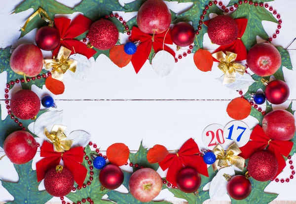 Frohe Weihnachten und ein gutes neues Jahr Karte mit Platz für Wunschtext. Umrahmung Girlande aus roten Äpfeln und grünen Blättern — Stockfoto