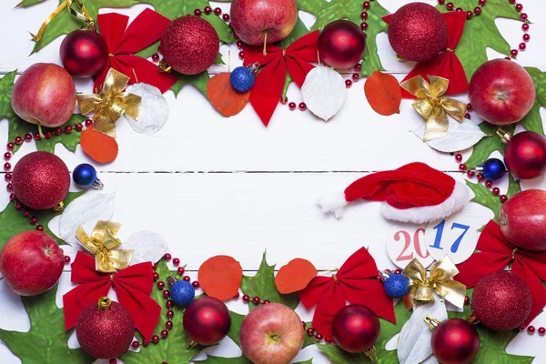 Открытка с поздравлениями на Рождество и Новый год с местом для текста пожелания. гирлянда из красных яблок и зеленых листьев — стоковое фото