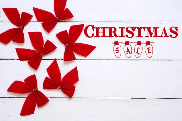 Красные рождественские луки на белом — стоковое фото