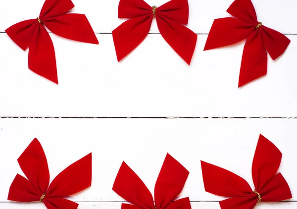 白に赤のクリスマス弓 — ストック写真