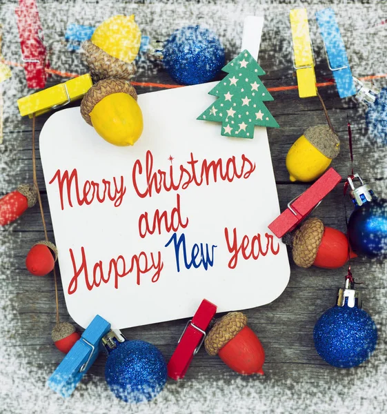Feliz Natal e feliz ano novo 2017 fundo do cartão feito de guirlanda artesanal de bolotas coloridas, brinquedos decorativos e uma árvore de Natal de madeira . — Fotografia de Stock