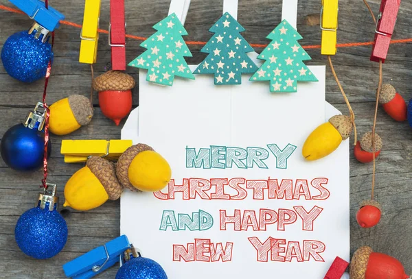 Feliz Navidad y feliz año nuevo 2017 fondo de la tarjeta hecha de guirnalda artesanal de bellotas de colores, juguetes decorativos y un árbol de Navidad de madera . — Foto de Stock