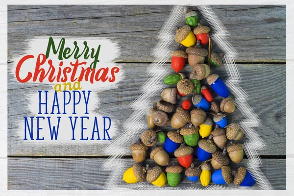圣诞快乐和新年快乐卡背景手工工艺品彩色橡子圣诞树. — 图库照片