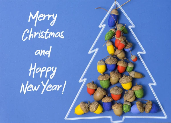 圣诞快乐和新年快乐卡背景手工工艺品彩色橡子圣诞树. — 图库照片