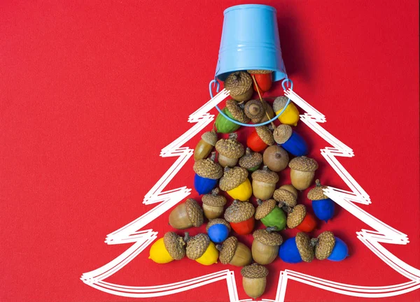 Mutlu Noeller ve mutlu yeni yıl kartı arka plan el yapımı Elişi renkli meşe palamutları Noel ağacı. — Stok fotoğraf