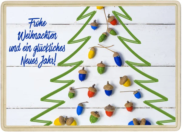 Veselé Vánoce a šťastný nový rok 2017 v německé karty. Vánoční strom vyrobený z řemesla barevné žaludy — Stock fotografie