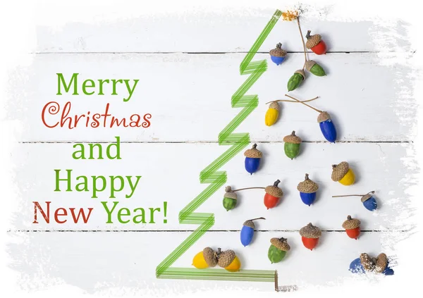 Veselé Vánoce a šťastný nový rok kartu pozadí ručně vyráběné řemeslné barevné žaludy stromeček. — Stock fotografie