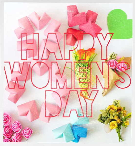 Uluslararası kadın gününü kutlamak 8 Mart kartı gül renkli kağıt kalpler şekil sekiz rakamı 8 renk arka plan üzerinde — Stok fotoğraf