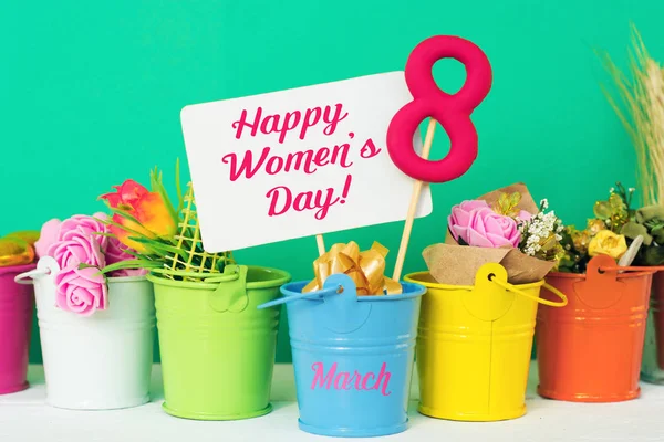 Forma de piruleta figura ocho 8, nota para el texto, flores en cubos de colores. Feliz Día Internacional de la Mujer celebrar el 8 de marzo, tarjeta de felicitación . — Foto de Stock