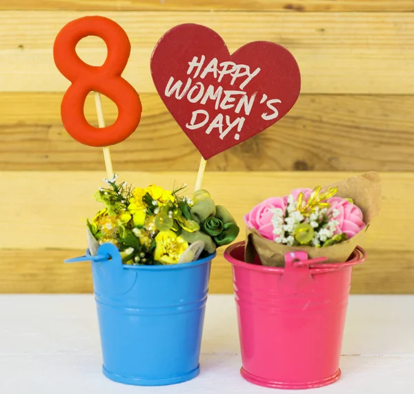 Forma de piruleta figura ocho 8, nota para el texto, flores en cubos de colores. Feliz Día Internacional de la Mujer celebrar el 8 de marzo, tarjeta de felicitación . — Foto de Stock