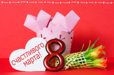 8 Rus metinde bir buket çiçek Mart sekizinci ile bir kova bul. Mutlu kadınlar günü kartı