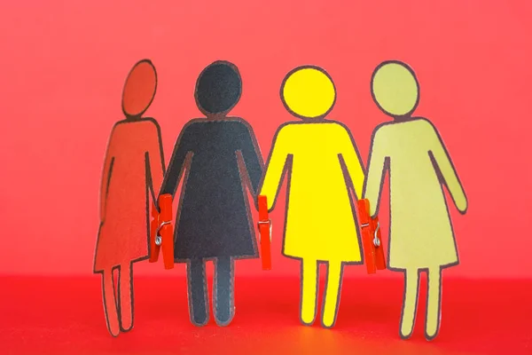 ฟองคําพูด (ห้องสําหรับข้อความ) และกลุ่มกระดาษของผู้หญิงเชื้อชาติที่แตกต่างกันภายใต้พวกเขา วันสตรีสากลแห่งสี - 1 มีนาคม — ภาพถ่ายสต็อก