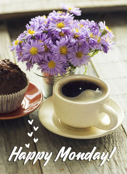 Feliz lunes. Taza de café con ramo de flores, brownie de chocolate. filtro de urgencia — Foto de Stock