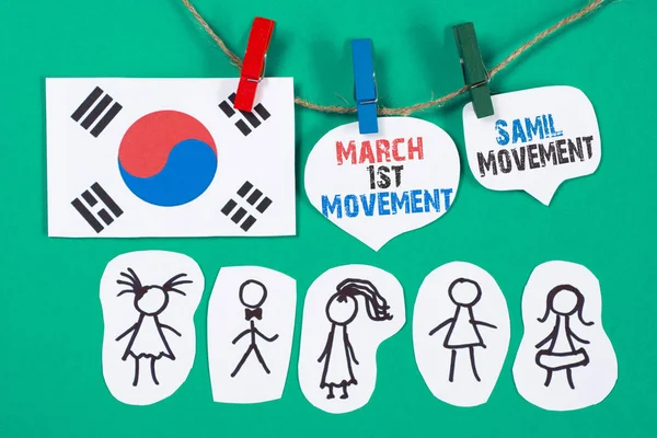 Gente de papel con burbujas de diálogo y pinzas colgantes de bandera de Corea del Sur. Concepto de redes sociales. Movimiento 1 de marzo celebrado el 1 de marzo — Foto de Stock
