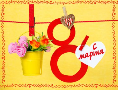 8 Rus metinde bir buket çiçek Mart sekizinci ile bir kova bul. Mutlu kadınlar günü kartı