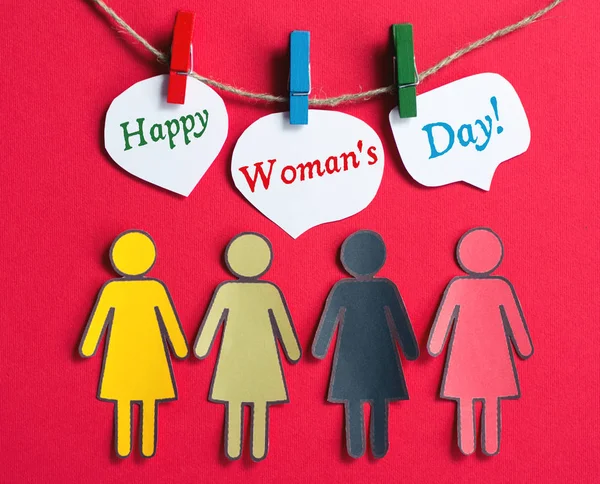 Puhekuplia tekstillä Happy Woman 's Day ja paperi Ryhmä Naisten eri rotuja niiden alla. vietetään 8. maaliskuuta — kuvapankkivalokuva