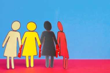 Farklı ırkların ATAÇ ile elele kadın kağıt grubu