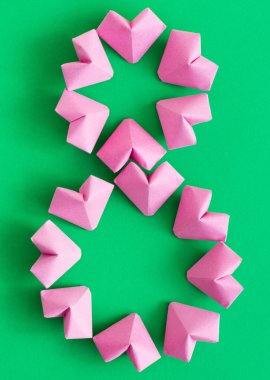 Uluslararası kadın gününü kutlamak 8 Mart kartı gül renkli kağıt kalpler şekil sekiz rakamı 8 renk arka plan üzerinde