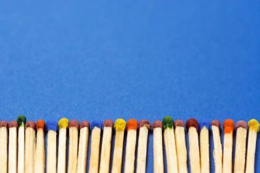 Mavi bir arka plan üzerinde farklı renkleri maç. soyut vizyon farklı, benzersiz Kişilik kalabalık, liderlik kalite dışarı ayakta olabileceği gibi. güzel natürmort arka plan. yumuşak odak resim