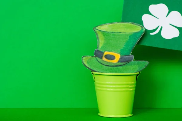 Carte joyeuse de la Saint-Patrick, le 17 mars, avec chapeau de lutin et pot d'or - pièce pour le texte — Photo