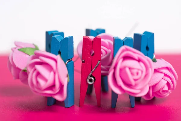 Pinces à linge en bois coloré - vision abstraite des hommes avec bouquet de roses et de femmes. Joyeuse journée des femmes salutation — Photo