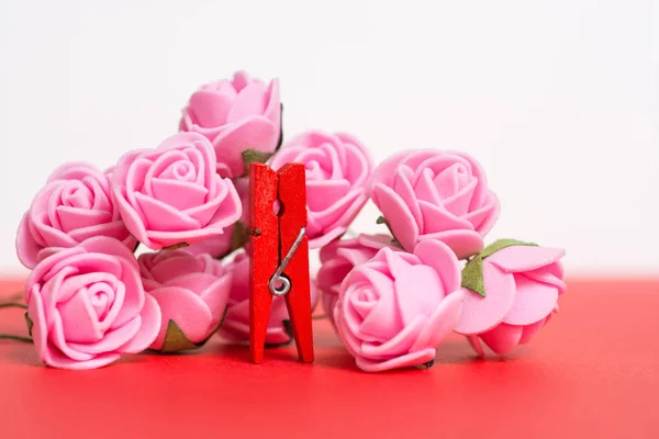 Pinces à linge en bois coloré - vision abstraite de la femme entourée de roses. Joyeuse journée des femmes salutation — Photo