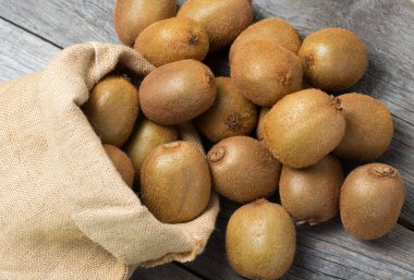 Sulu kivi ahşap arka plan, metin için yer. seçici odak