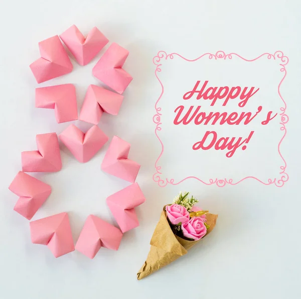 Boldog nemzetközi női napot ünnepelni március 8-án, gratuláló kártya rose színes papír szív alakú nyolcas 8 fehér háttér — Stock Fotó