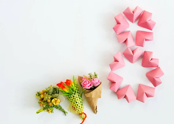 Boldog nemzetközi női napot ünnepelni március 8-án, gratuláló kártya rose színes papír szív alakú nyolcas 8 fehér háttér — Stock Fotó