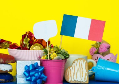 Vatansever kahvaltı kavramı - Fransa bayrağı, dekorasyon renk kırmızı, mavi, tatlılar, minyatür kova kırmızı meyveler ile. Kavram - bilgi tatil, tarihler ve olaylar Not metin için