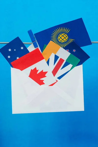 Vlajka Commonwealthu (SNS), obálka s vlajkami zemí. Den Commonwealthu karta — Stock fotografie