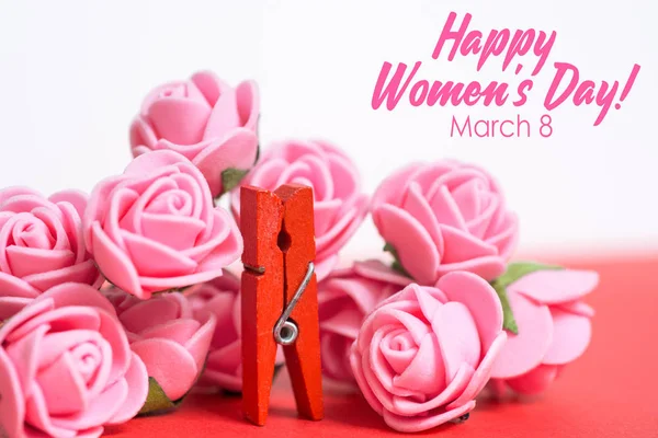 Boldog női nap - színes fából készült ruhacsipesz - absztrakt látás a férfiak csokor rózsaszín rózsa, és a nő. — Stock Fotó