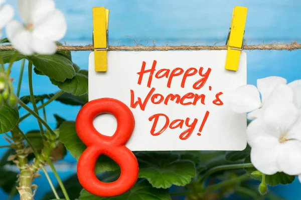 Flor blanca de pelargonio figura ocho 8 y una nota. Feliz Día de la Mujer celebrar el 8 de marzo — Foto de Stock