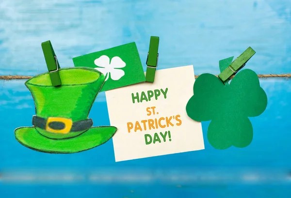 Feliz tarjeta del día de San Patricio con atributos de vacaciones — Foto de Stock